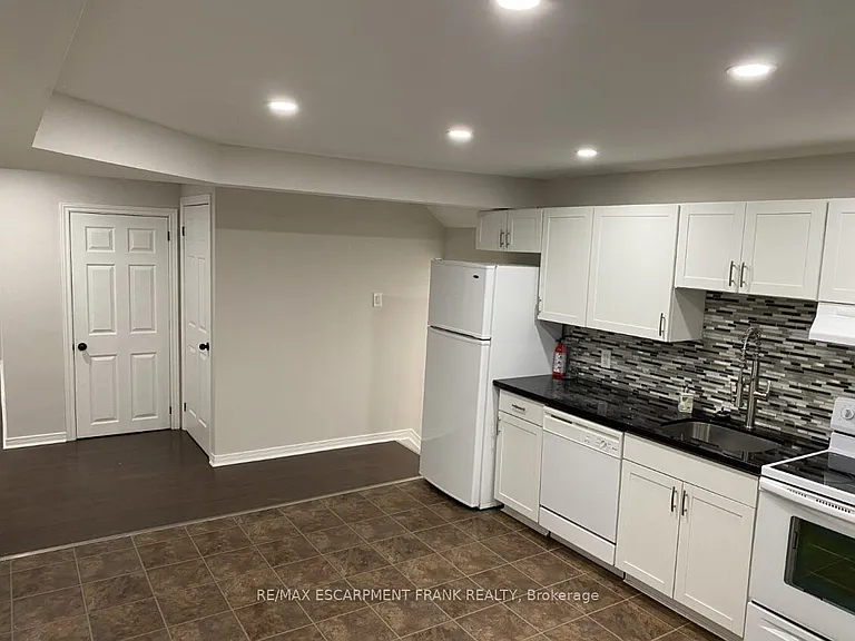 86 Chatham St #LOWER — Photo 11