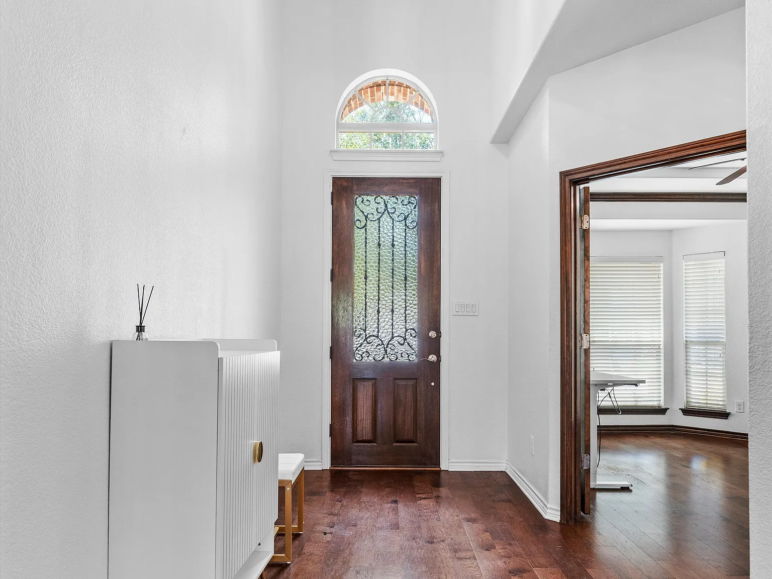 5 bed, 3949 sqft, $6,600 — Photo 1