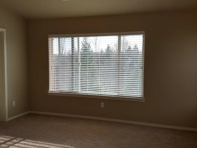 1400 NE Alexandria Pl — Photo 5