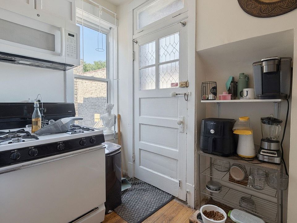 1st image of 4617 N Rockwell St APT 3