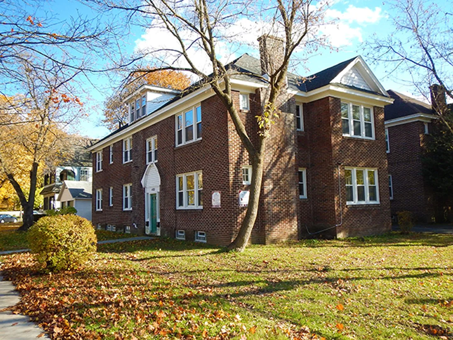 400 Harvard Pl Apt 2 - Available 6/1/27 - Newly Renovated Spacious 2nd Floor Flat — Photo 3