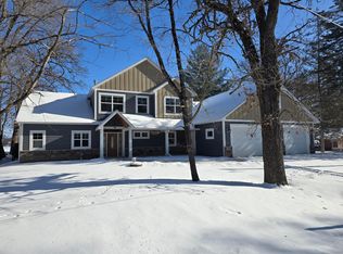 27953 Lakelawn Dr, Lindstrom, MN 55045