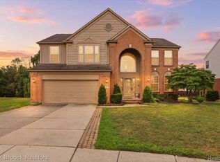 15034 Oak Knoll Ct, Sterling Heights, MI 48312