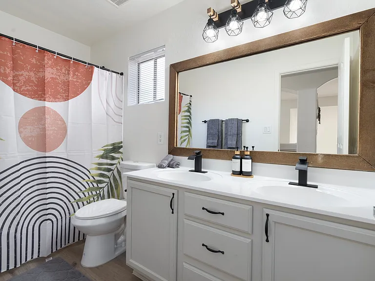 487 E Cantebria Dr — Photo 10