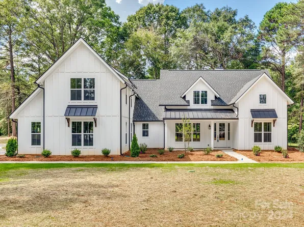 909 Twin Lakes Rd, Rock Hill, SC 29732