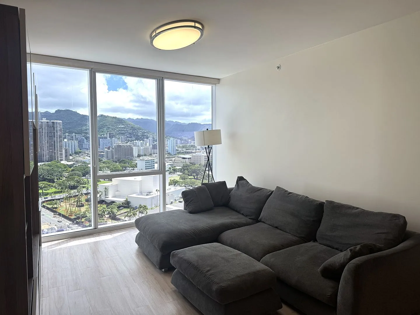 Symphony Honolulu - 2 Bedroom 2 Bathroom 1 Parking — Photo 4