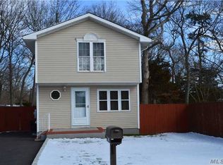 161 Woodycrest Dr, Farmingville, NY