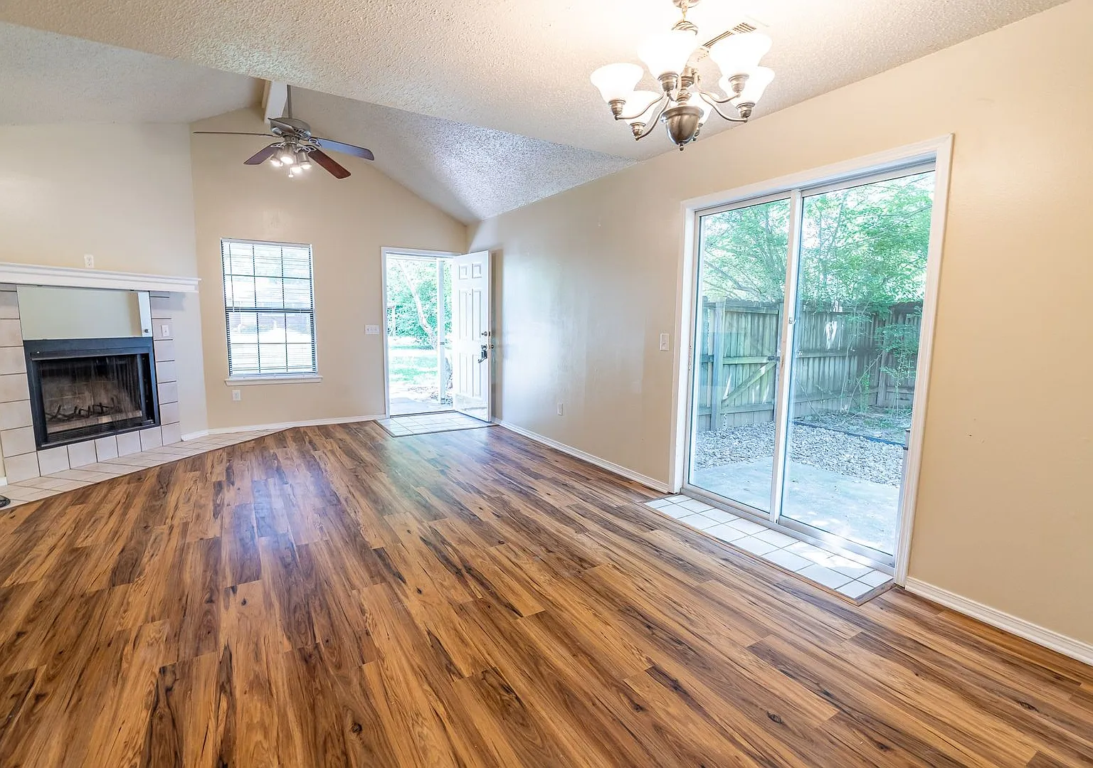 Refreshed 3 BR/2 BA home near I-49/UofA! Large fenced yard! — Photo 4