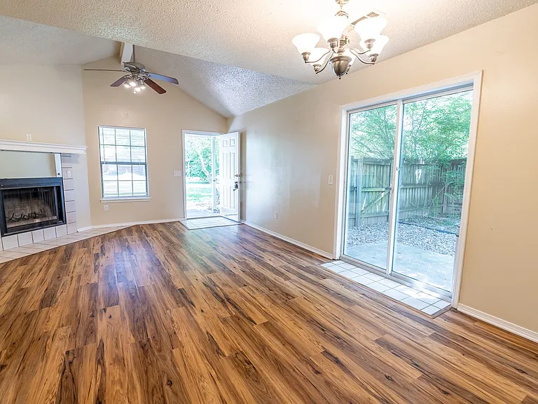 559 S Ray Ave — Photo 4