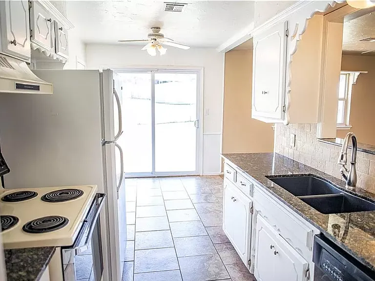 204 Vickie Dr — Photo 3