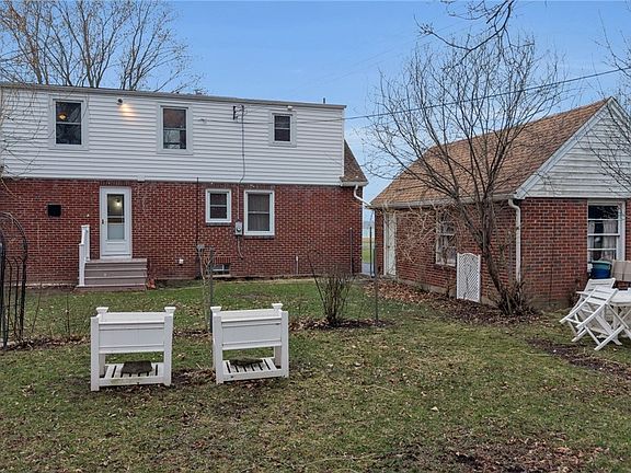 3rd image of 1123 W River Rd