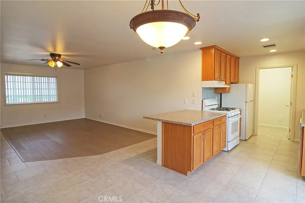 2 bed, 1085 sqft, $2,100 — Photo 4