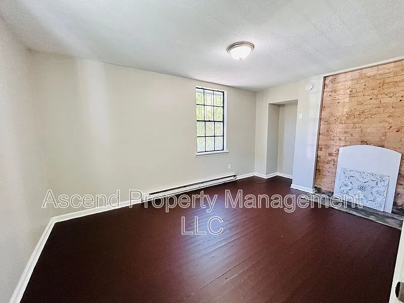 3 bed, 1.0 bath, $1,200 — Photo 2
