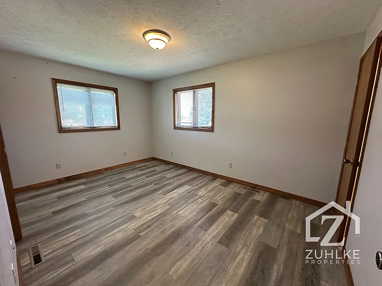 320 N Sunset St — Photo 9