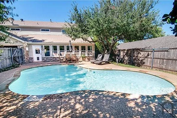 5 bed, 2800 sqft, $3,900 — Photo 2