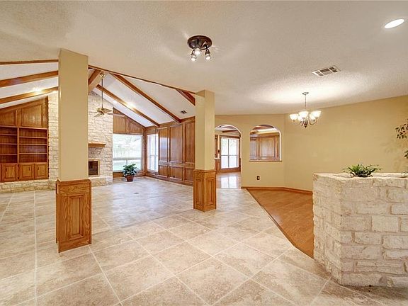 5th image of 402 Willow Wood Ln