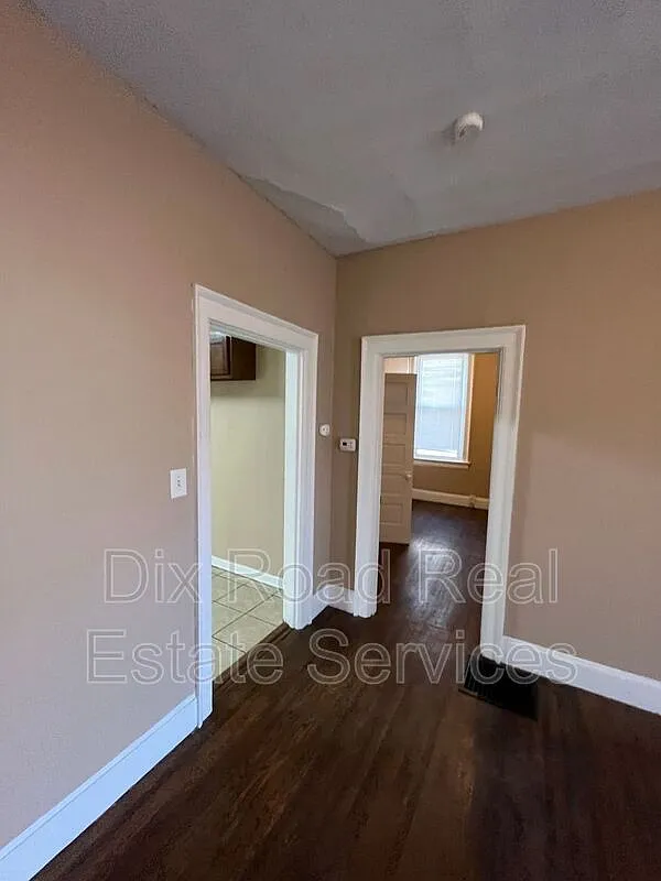 4 bed, 1.0 bath, 956 sqft, $1,375 — Photo 3
