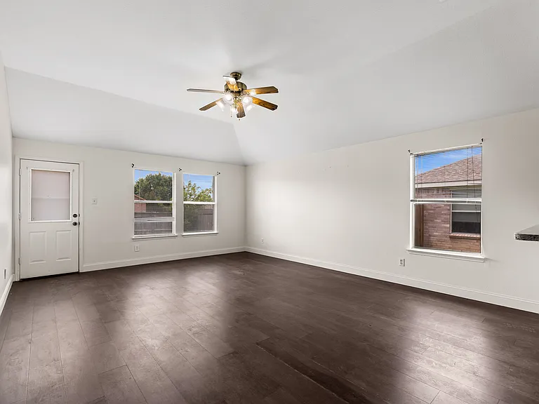 709 Chelsea Dr — Photo 3