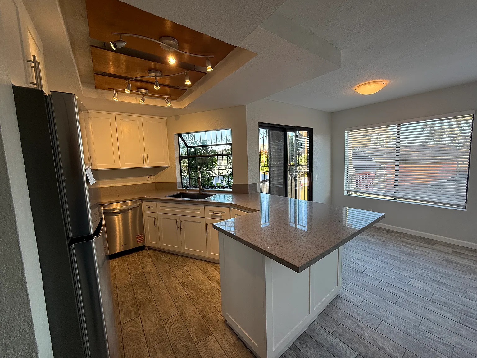 E St Condo — Photo 1