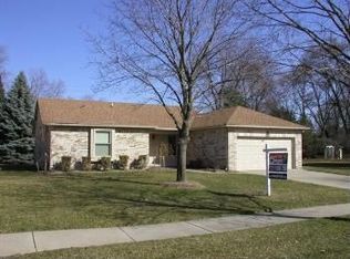 18590 Canterbury Dr, Livonia, MI 48152