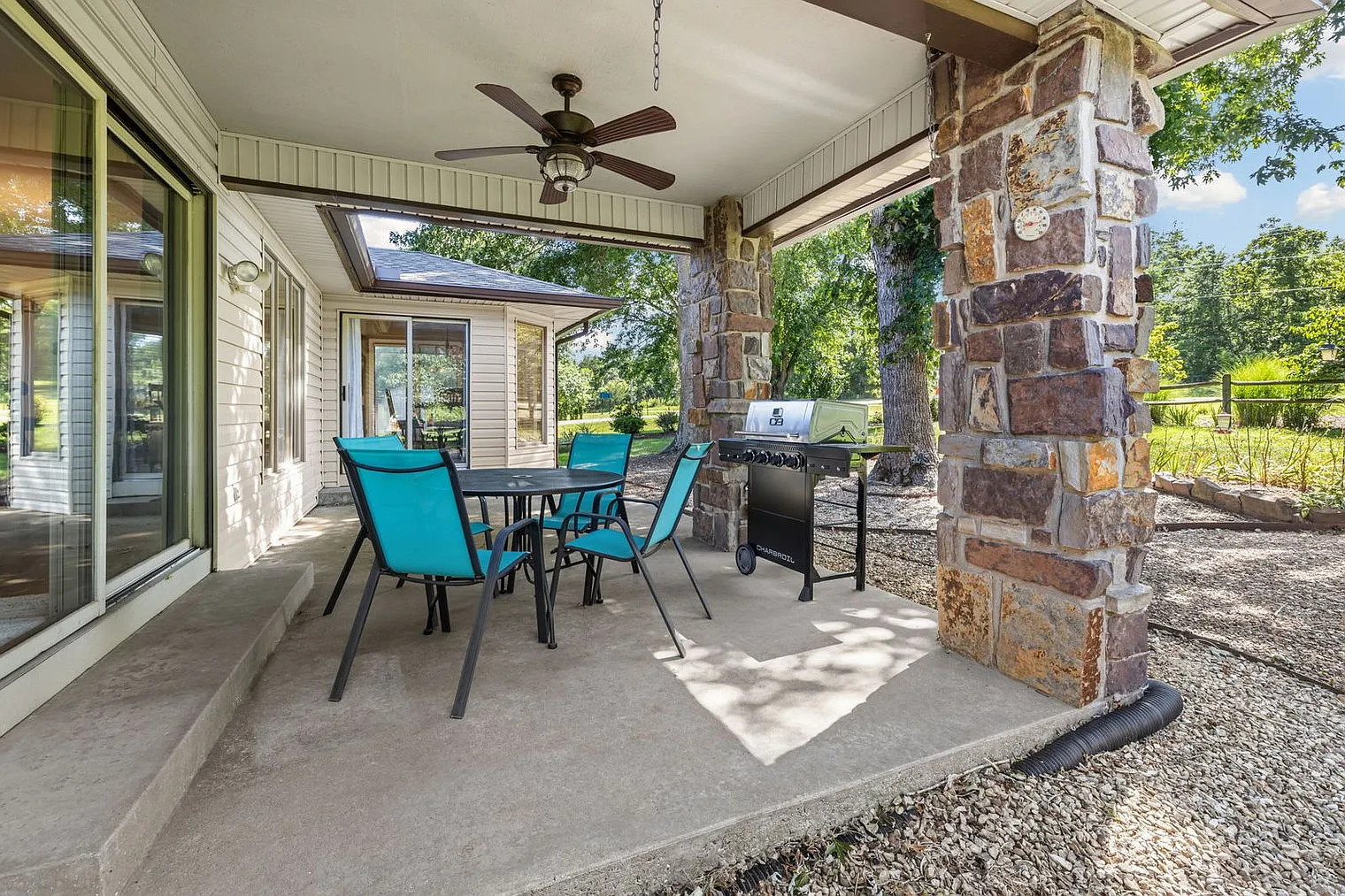 3 bed, 2.0 bath, 2066 sqft, $2,853 — Photo 3