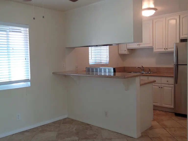 607 E Utica Ave — Photo 6