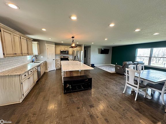 4th image of 603 1st St