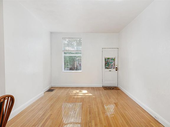 3rd image of 4269 Botanical Ave