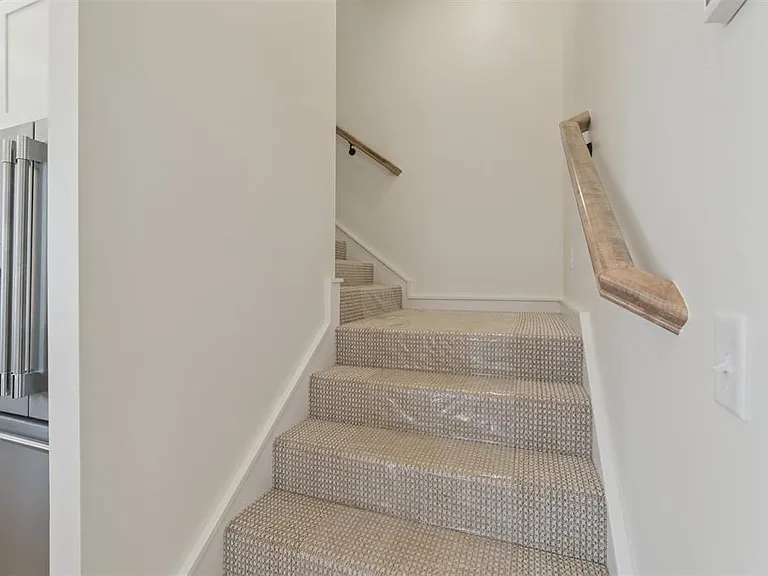 18835 Selah Way — Photo 33
