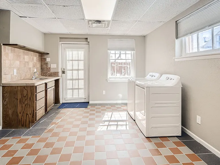 1207 Court St — Photo 15