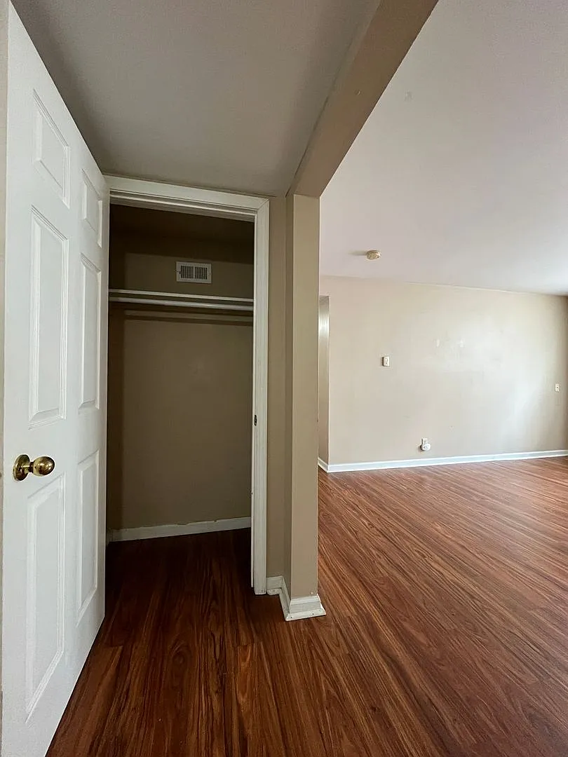 Warsaw - 2 Bedroom, 1.5 Bath - Great Location — Photo 2