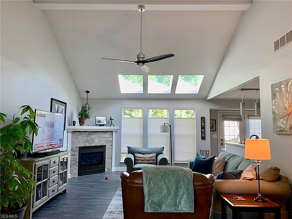 3rd image of 16835 Newport Ln