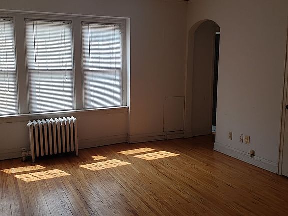 2nd image of 2552 Garfield Ave S #105