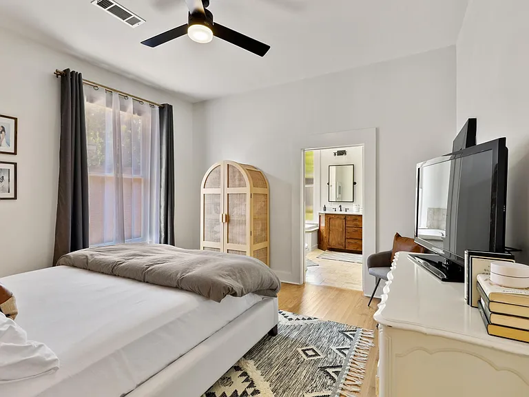 829 N Madison Ave — Photo 28