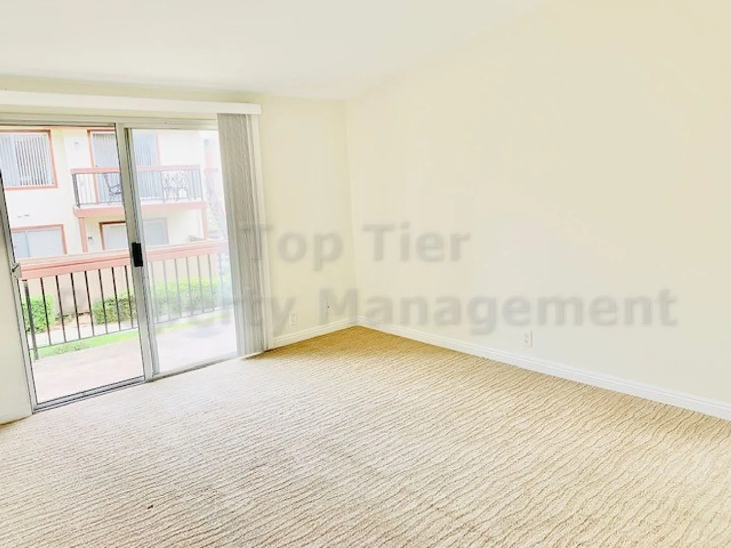 Beautiful 2 Bd/1 Ba, 806 sf upper unit condo located in very desirable La Jolla Colony community — Photo 3