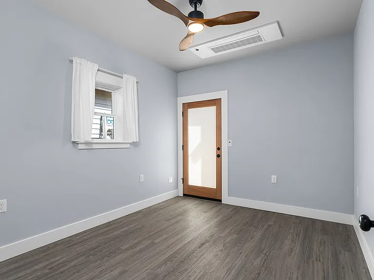 725 Orient St — Photo 15