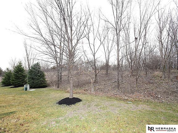 4th image of 949 Carlton Cir