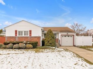 9 Lehigh Ln, Hicksville, NY 11801
