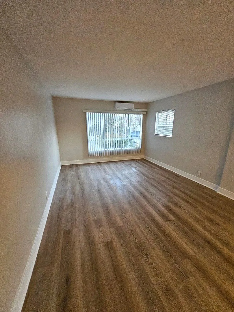 2 bed, 1.0 bath, $2,246 — Photo 2
