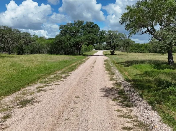 750 Lassman Rd, Goliad, TX 77963