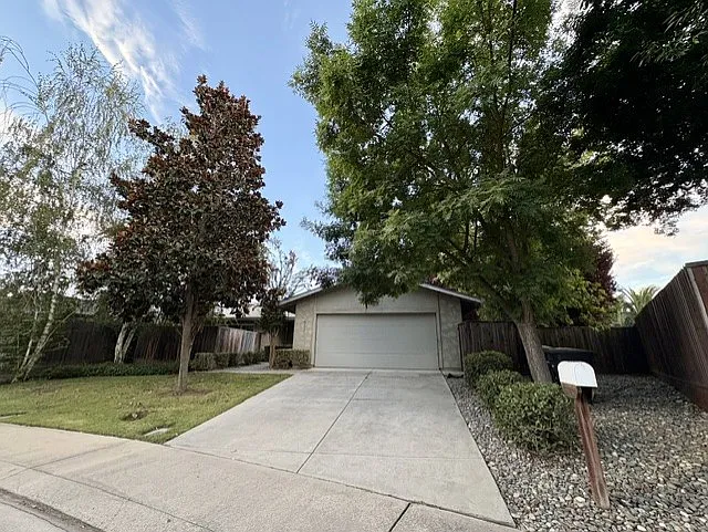 932 Lindsay Dr
