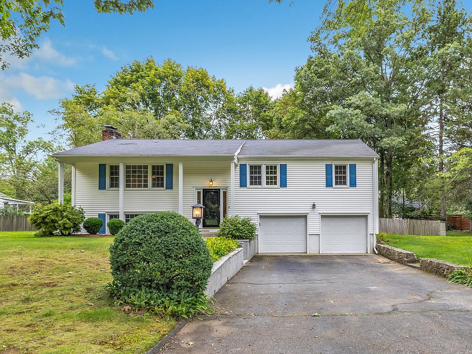 1st image of 4 Cranbury Woods Rd