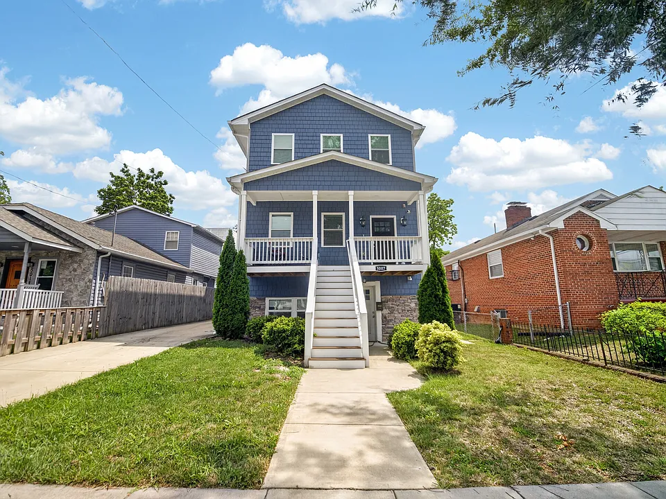 5007 Lee St NE