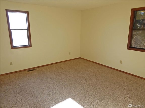 4th image of 516 E Grand Coulee Ave