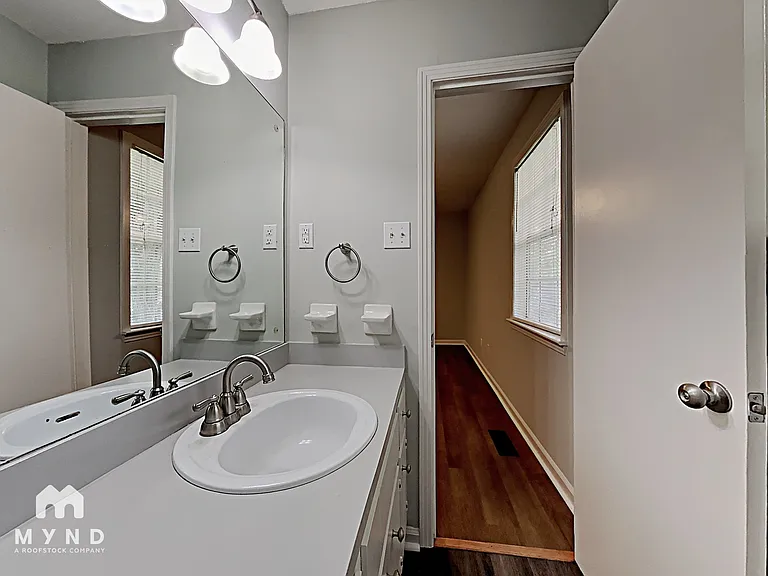 2624 Garry St — Photo 9