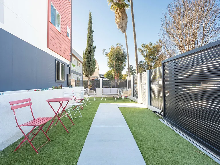 1224 W 37th Pl — Photo 37