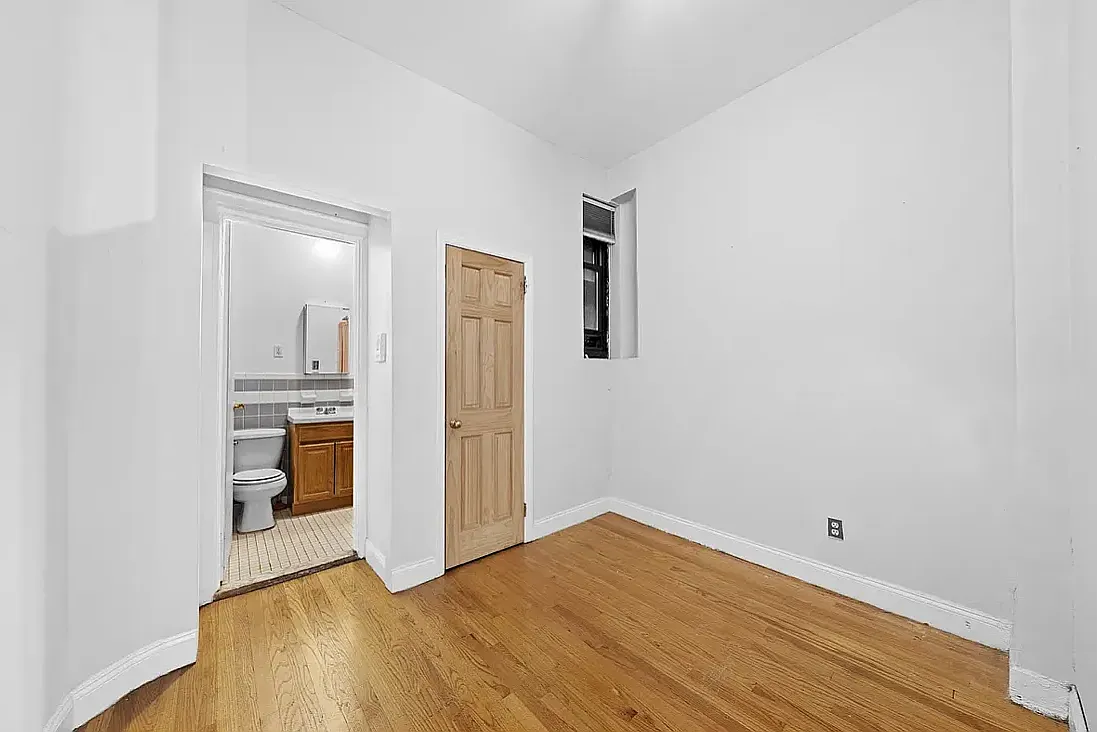 99 Perry Street — Photo 3