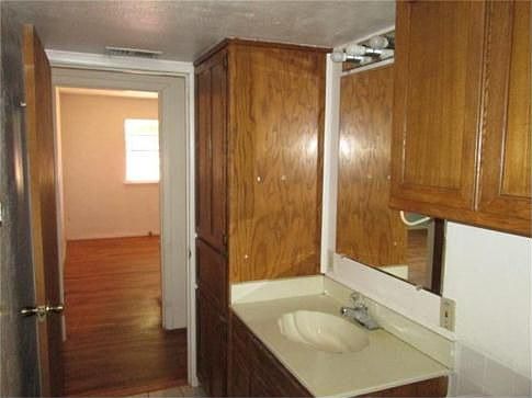 4th image of 502 Lois St
