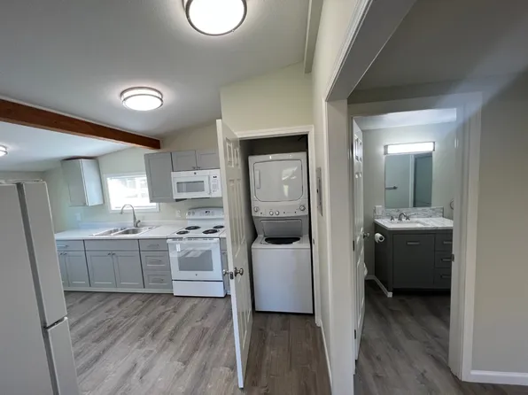 1153 W Hendrickson Rd #B, Sequim, WA 98382