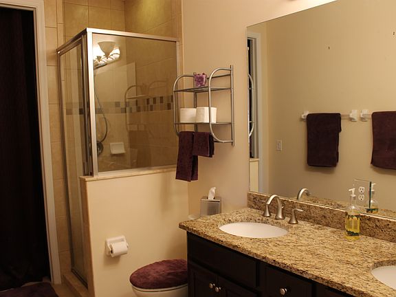 DOUBLE SINKS
WALK IN CLOSET